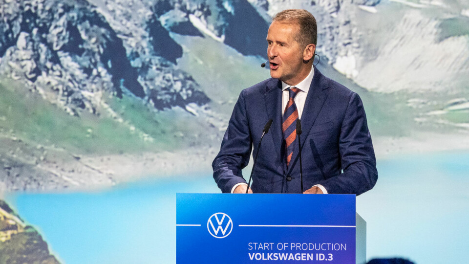 PRIORITERER: Volkswagens konsernsjef Herbert Diess vil øke trykket på produksjon av de batterielektriske bilene. Foto: Peter Raaum