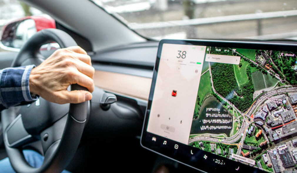 Brukte Tesla-skjermen, straffet for «mobilbruk»