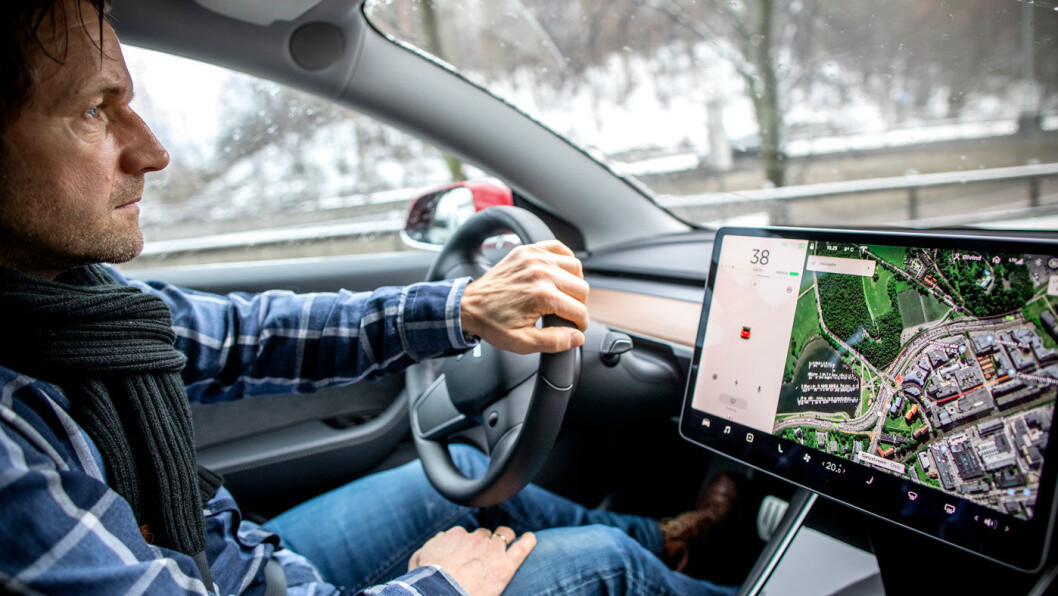 I FARTA: Det er ingen tvil om at Tesla Model 3 akselererer fort. Nå spørs det om den også akselererer av seg selv. Foto: Tomm W. Christiansen I FARTA: Det er ingen tvil om at Tesla Model 3 akselererer fort. Nå spørs det om den også akselererer av seg selv. Foto: Tomm W. Christiansen