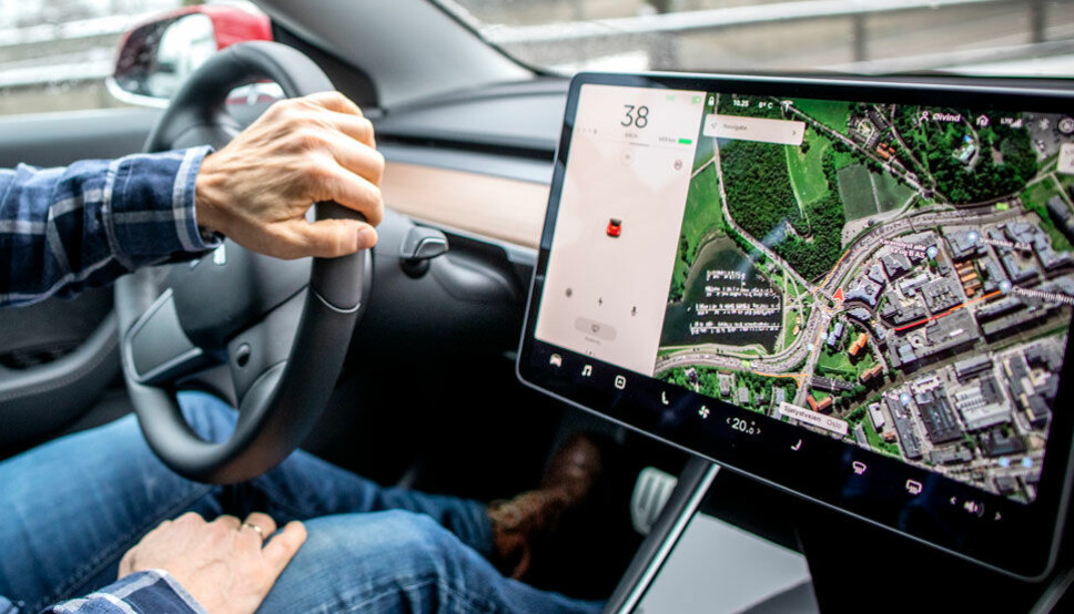 MINIMALISTISK: De fleste funksjoner i en Tesla Model 3 sitter i den store berøringsskjermen.