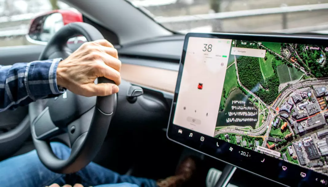 Brukte Tesla-skjermen, straffet for «mobilbruk»
