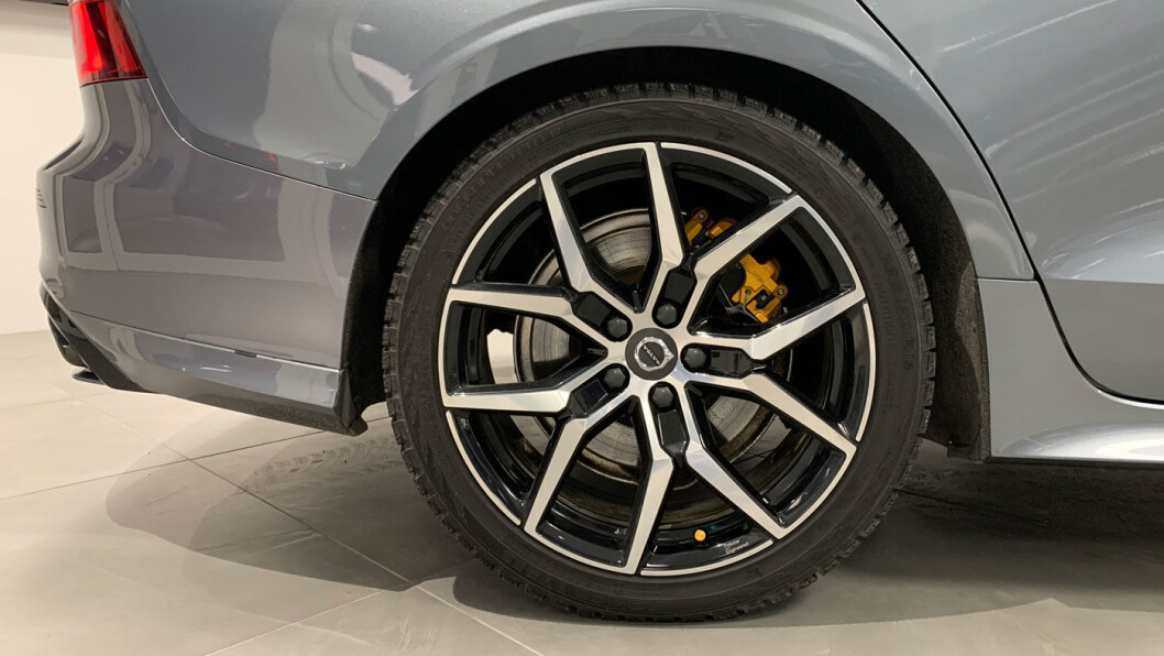 GODT DIMENSJONERT: Kraftige Brembo-bremser med gule kalipere smidd i ett stykke forteller noe om bilens sportslige ambisjoner. GODT DIMENSJONERT: Kraftige Brembo-bremser med gule kalipere smidd i ett stykke forteller noe om bilens sportslige ambisjoner.