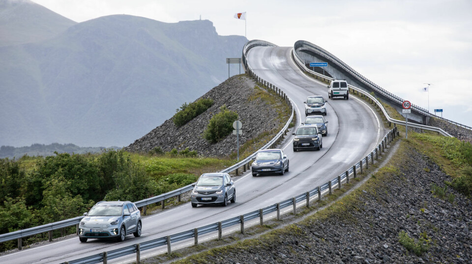 STADIG MER VANLIG SYN: Elbiler på norsk landevei, her av det mest iøyenfallende slaget – Storseisundbrua på Atlanterhavsveien.