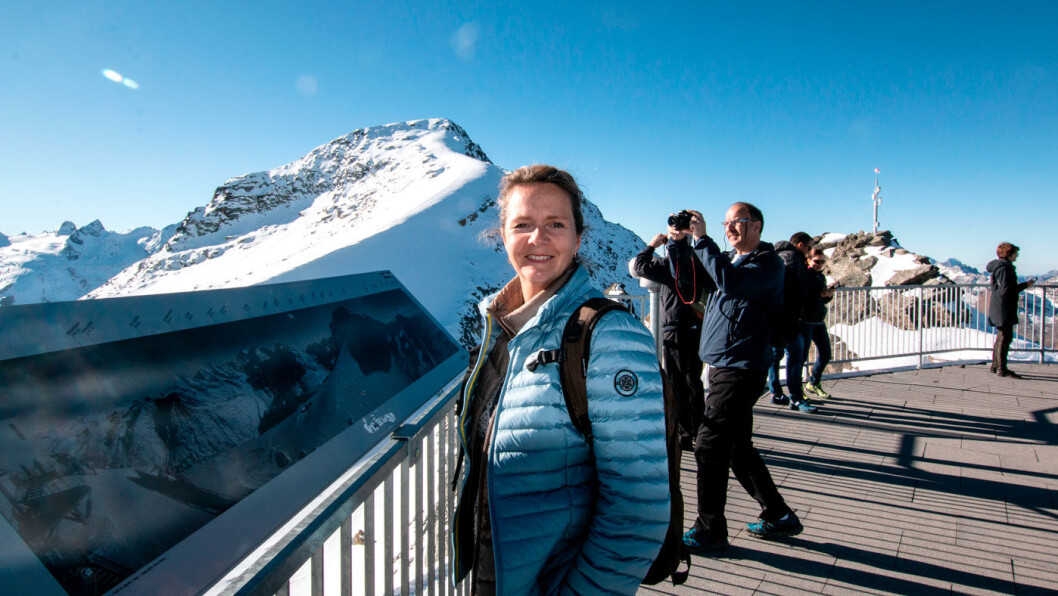 BRITT ØNSKER VELKOMMEN: Britt Lærdal-Øyo er norsk-sveitsisk og er spesialist på Sveits. En bedre reiseleder kan vi ikke få. Foto: Peter Raaum BRITT ØNSKER VELKOMMEN: Britt Lærdal-Øyo er norsk-sveitsisk og er spesialist på Sveits. En bedre reiseleder kan vi ikke få. Foto: Peter Raaum