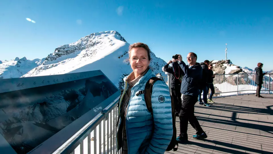BRITT ØNSKER VELKOMMEN: Britt Lærdal-Øyo er norsk-sveitsisk og er spesialist på Sveits. En bedre reiseleder kan vi ikke få. Foto: Peter Raaum