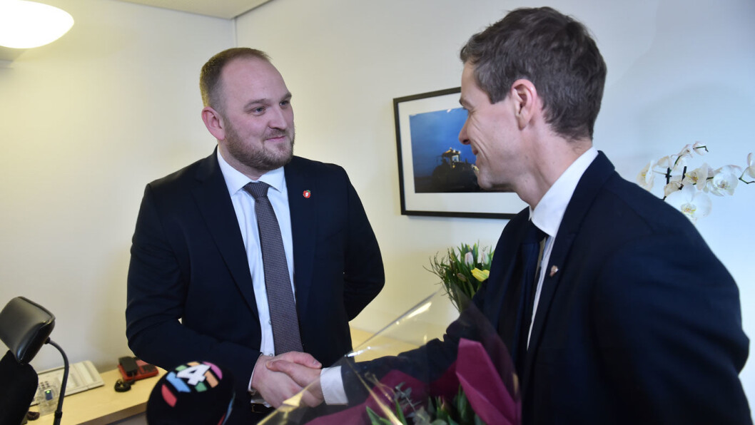 OVERTAR RATTET: Nøkkeloverrekkelse i samferdselsdepartementet mellom Jon Georg Dale og Knut Arild Hareide i Oslo. Foto: Fredrik Varfjell / NTB scanpix OVERTAR RATTET: Nøkkeloverrekkelse i samferdselsdepartementet mellom Jon Georg Dale og Knut Arild Hareide i Oslo. Foto: Fredrik Varfjell / NTB scanpix