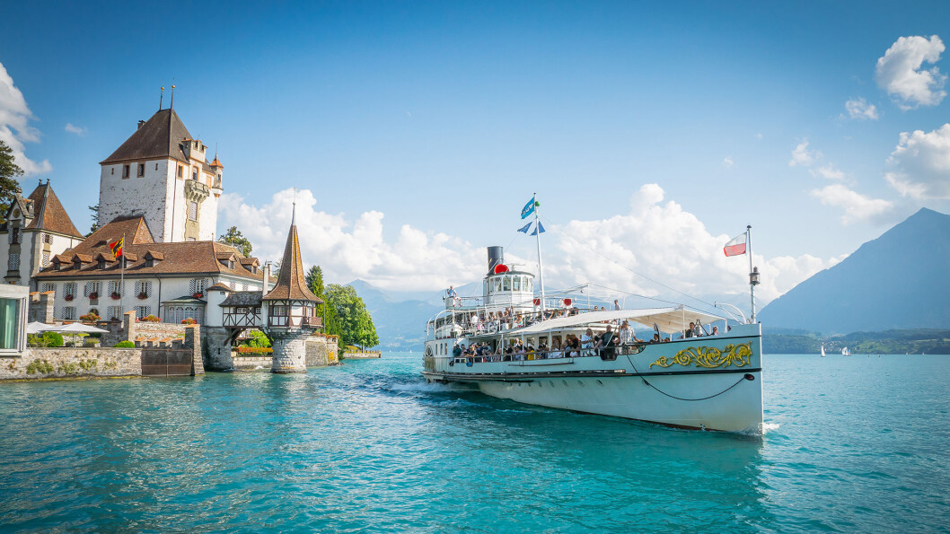 BÅTTUR PÅ INNSJØEN: Thunersee ligger vakkert til ved middelalderbyen Thun. BÅTTUR PÅ INNSJØEN: Thunersee ligger vakkert til ved middelalderbyen Thun.