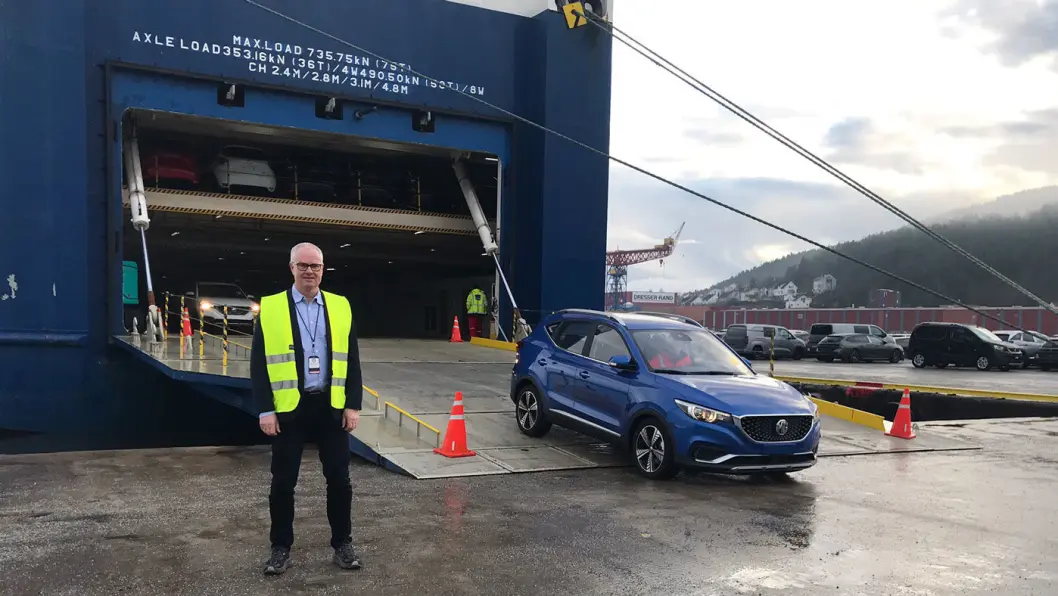 FØRST UTE: Administrerende direktør Jan Kåre Holmedal i Norwegian Mobility Group, er synlig fornøyd med å kunne ta imot den første lasten med elektriske SUV-er fra MG i Drammen havn. FØRST UTE: Administrerende direktør Jan Kåre Holmedal i Norwegian Mobility Group, er synlig fornøyd med å kunne ta imot den første lasten med elektriske SUV-er fra MG i Drammen havn.