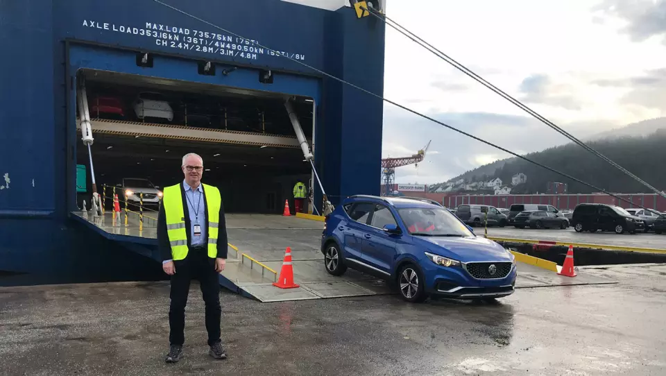 FØRST UTE: Administrerende direktør Jan Kåre Holmedal i Norwegian Mobility Group, er synlig fornøyd med å kunne ta imot den første lasten med elektriske SUV-er fra MG i Drammen havn.