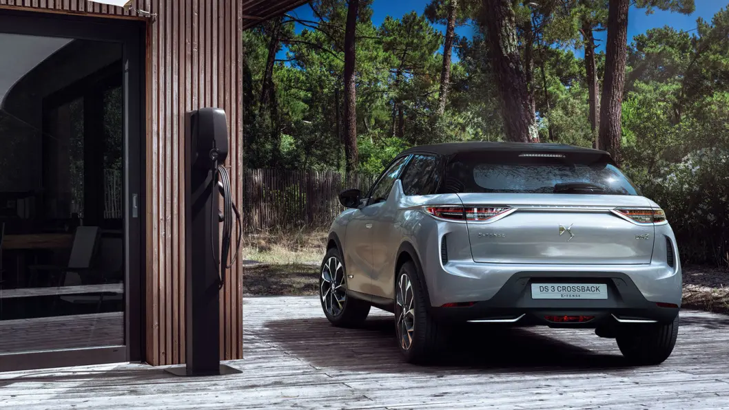 DS3 CROSSBACK E-TENSE: Batteri: 50 kWt. Rekkevidde 320 km. Pris fra 312.000 kroner. 4WD: Nei. Tilhengerfeste: Nei. DS3 CROSSBACK E-TENSE: Batteri: 50 kWt. Rekkevidde 320 km. Pris fra 312.000 kroner. 4WD: Nei. Tilhengerfeste: Nei.