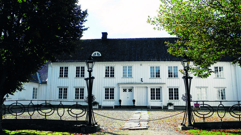 STASELIG: Er du i Halden bør du også stikke innom den staselige Rød herregård fra 1700-tallet hvor det både er galleri og kafé. Foto: Per Roger Lauritzen STASELIG: Er du i Halden bør du også stikke innom den staselige Rød herregård fra 1700-tallet hvor det både er galleri og kafé. Foto: Per Roger Lauritzen
