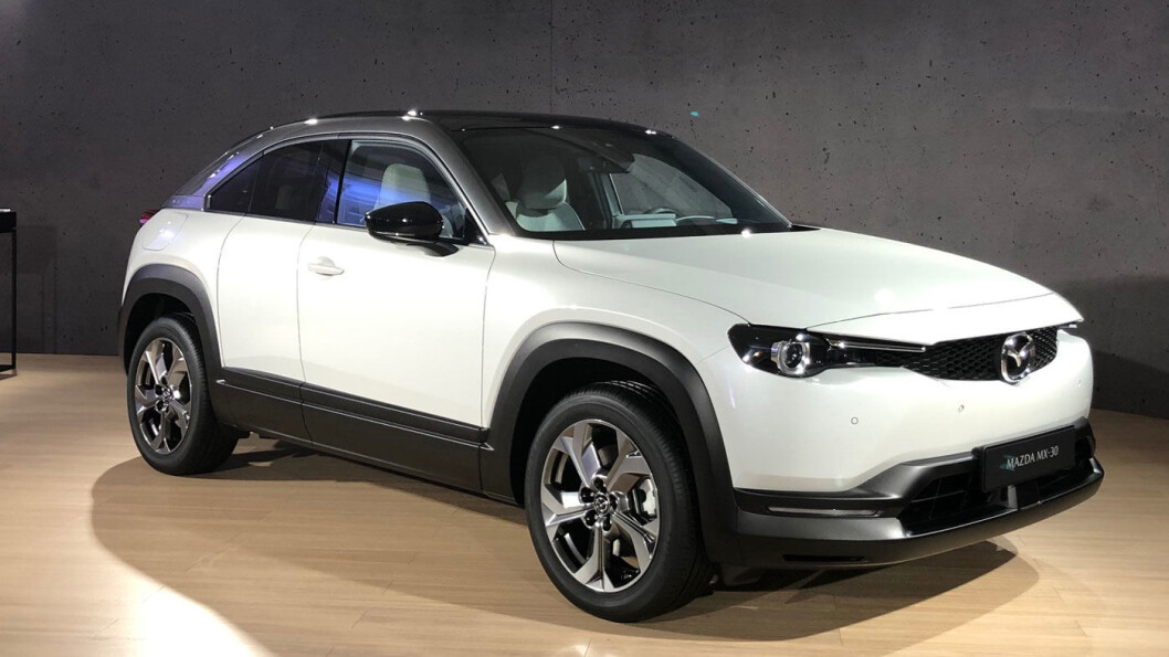 MAZDA MX-30: Batteri 35,5 kWt. Rekkevidde over 200 km. Pris fra 260.000 kroner. 4WD: Nei. Tilhengerfeste: Nei. MAZDA MX-30: Batteri 35,5 kWt. Rekkevidde over 200 km. Pris fra 260.000 kroner. 4WD: Nei. Tilhengerfeste: Nei.
