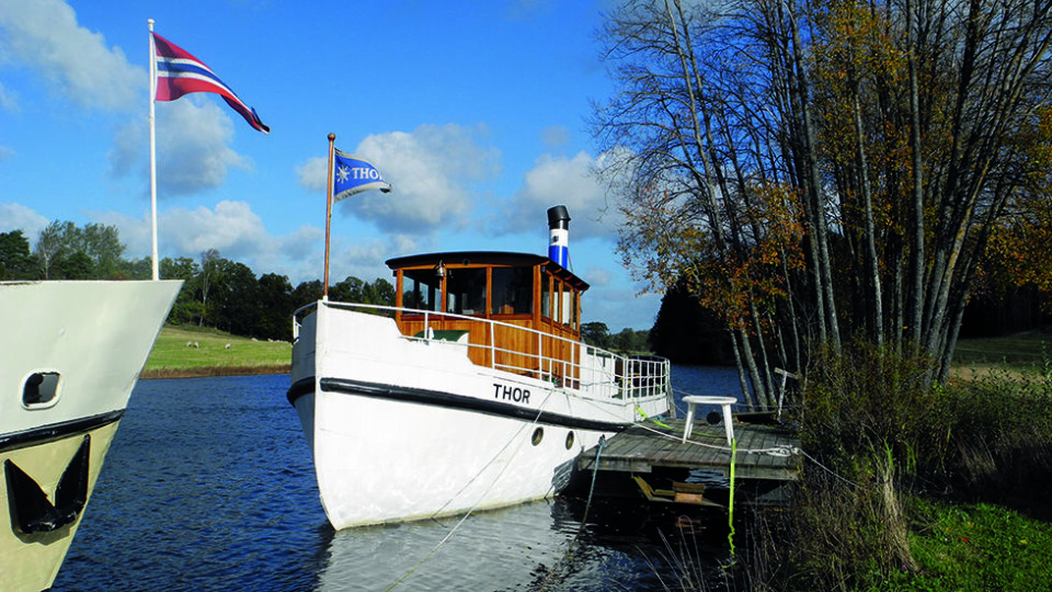 SLUSENE: Ved Strømsfoss ligger gamle og nye rutebåter og venter på turister. Foto: Per Roger Lauritzen