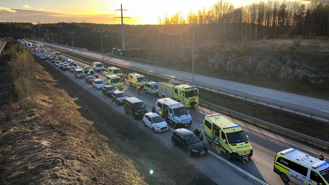 STOPP: Lange køer etter kollisjon på E6 ved Son i starten av januar. To ble kritisk skadd i ulykken. Foto: NYHETSTIPS.NO/NTB scanpix STOPP: Lange køer etter kollisjon på E6 ved Son i starten av januar. To ble kritisk skadd i ulykken. Foto: NYHETSTIPS.NO/NTB scanpix
