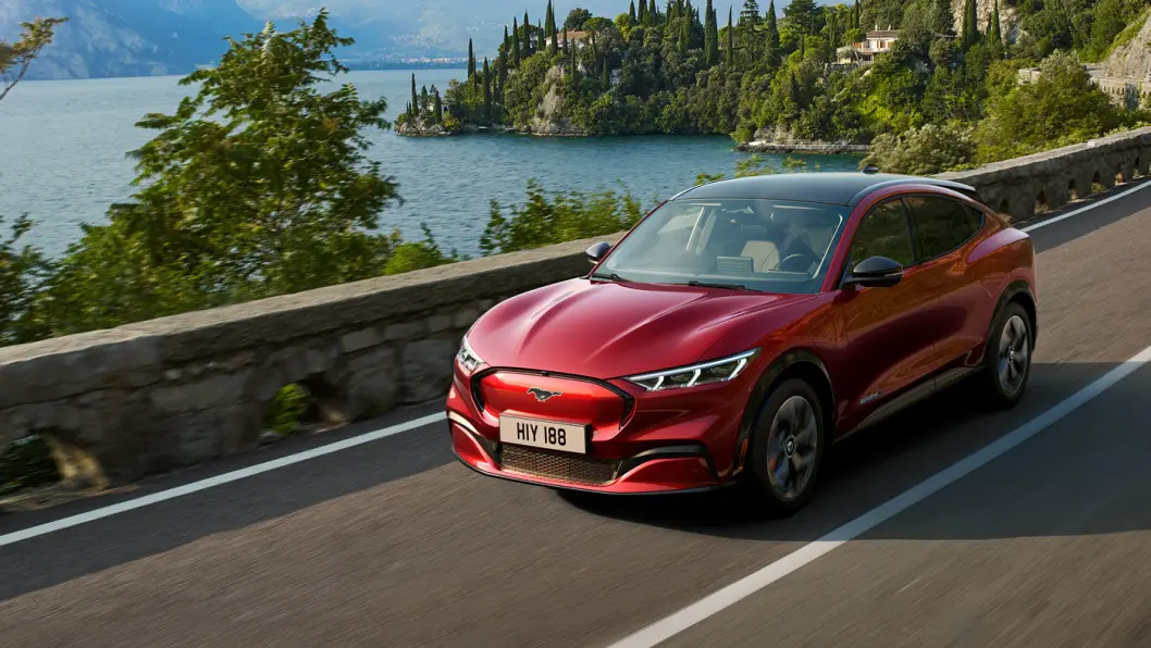 FORD MUSTANG MACH-E: Batteri 75,7 kWt/98,8 kWt. Rekkevidde (2WD) 450/600 km, rekkevidde (4WD) 420/540 km. Pris fra 422.000 kroner. 4WD: Ja. Tilhengerfeste: Ja , 750 kg p.t. FORD MUSTANG MACH-E: Batteri 75,7 kWt/98,8 kWt. Rekkevidde (2WD) 450/600 km, rekkevidde (4WD) 420/540 km. Pris fra 422.000 kroner. 4WD: Ja. Tilhengerfeste: Ja , 750 kg p.t.