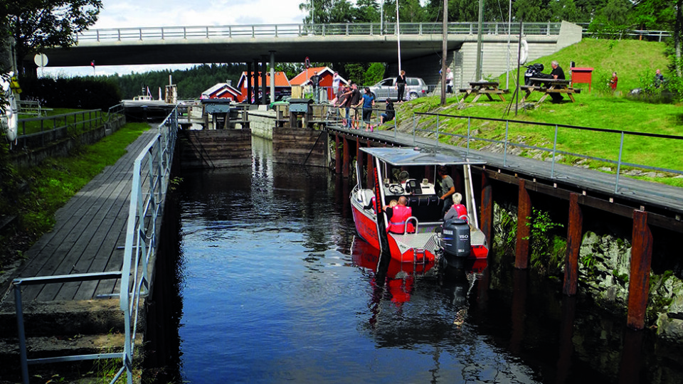 PÅ VANNET: Småbåter og padlere drar gjennom slusene i Ørje og Haldenvassdraget. Foto: Per Roger Lauritzen