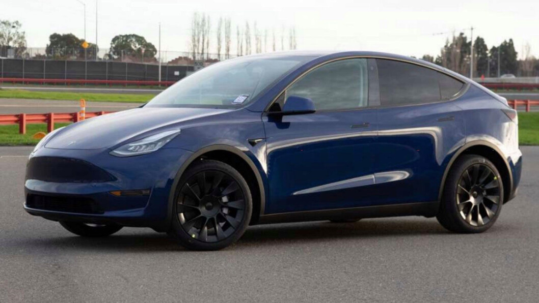 DEN FØRSTE: Dette er det første offisielle bildet av en Tesla Model Y tatt etter at produksjonen kom i gang. Tidligere bilder har vist prototyper. Model Y skal leveres til amerikanske kunder allerede fra mars i stedet for til høsten, som opprinnelig planlagt. DEN FØRSTE: Dette er det første offisielle bildet av en Tesla Model Y tatt etter at produksjonen kom i gang. Tidligere bilder har vist prototyper. Model Y skal leveres til amerikanske kunder allerede fra mars i stedet for til høsten, som opprinnelig planlagt.