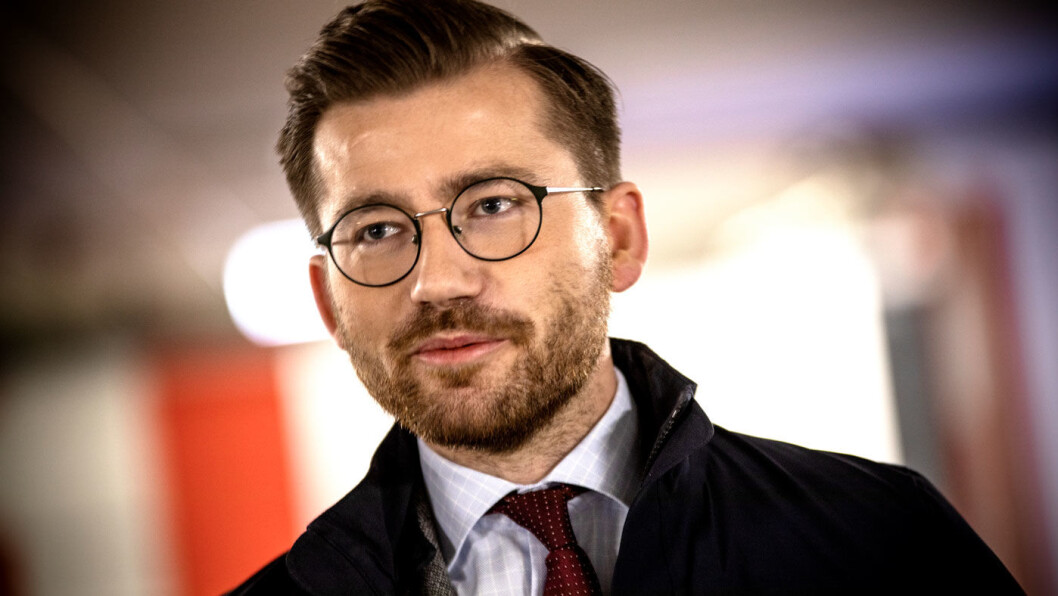 LOVER IKKE: Klima- og miljøminister Sveinung Rotevatn vil ikke svare direkte på om målsettingen om 50.000 hydrogenbiler i 2026 ligger fast. Foto: Tomm W. Christiansen LOVER IKKE: Klima- og miljøminister Sveinung Rotevatn vil ikke svare direkte på om målsettingen om 50.000 hydrogenbiler i 2026 ligger fast. Foto: Tomm W. Christiansen