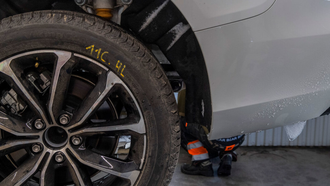 SIKKERHET VIKTIGST: Kjører du en stor elbil som for eksempel Audi e-tron med over 40 mil rekkevidde, så er dekk med gode bremseegenskaper viktigere enn lav rullemotstand. Foto: Peter Gunnars SIKKERHET VIKTIGST: Kjører du en stor elbil som for eksempel Audi e-tron med over 40 mil rekkevidde, så er dekk med gode bremseegenskaper viktigere enn lav rullemotstand. Foto: Peter Gunnars