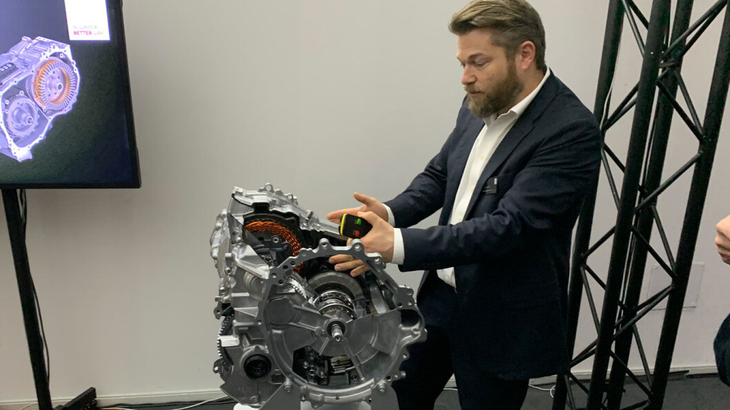 HYBRID-GURU: Stefan Ramaekers kan hybridteknologien til Toyota på fingrene og gir oss full innsikt i de tekniske detaljene – med tydelig stolthet. HYBRID-GURU: Stefan Ramaekers kan hybridteknologien til Toyota på fingrene og gir oss full innsikt i de tekniske detaljene – med tydelig stolthet.