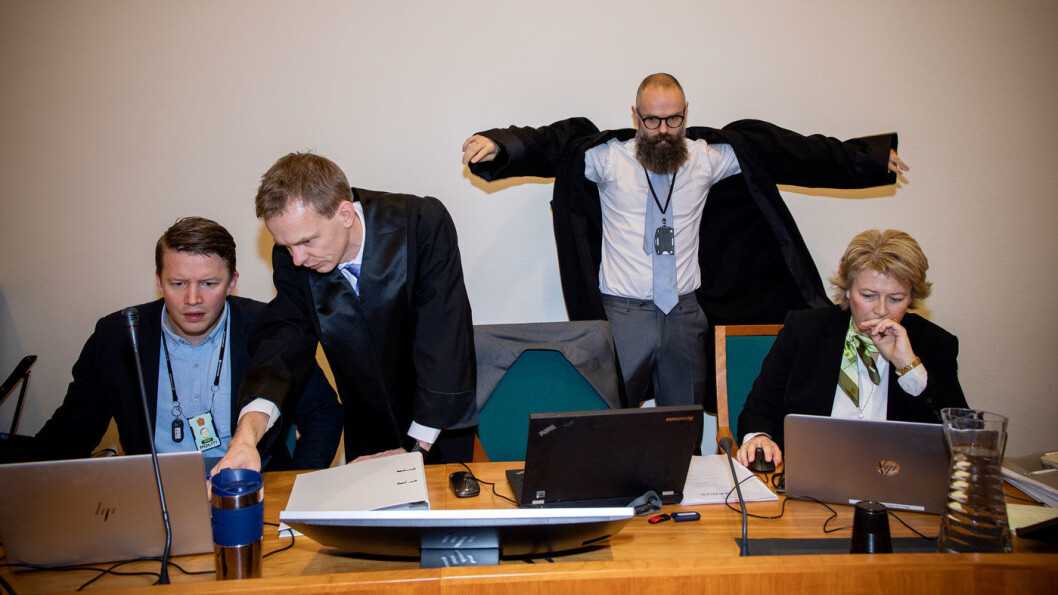 «SNAKKER USANT»: Aktor Hans Olav Røyr, her stående som nummer to fra venstre med det øvrige aktoratet, mener den tiltalte bruktbilselgeren er helt uten troverdighet. Foto: Tomm W. Christiansen «SNAKKER USANT»: Aktor Hans Olav Røyr, her stående som nummer to fra venstre med det øvrige aktoratet, mener den tiltalte bruktbilselgeren er helt uten troverdighet. Foto: Tomm W. Christiansen
