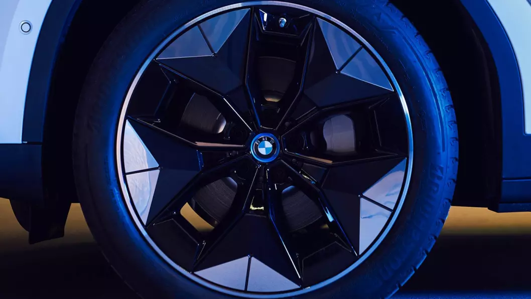 EFFEKTIVT: BMWs nye felgdesign har optimal aerodynamikk og skal gi en elbil forbedret rekkevidde. For nye iX3 anslår BMW forbedringen til rundt en mil. Foto: BMW