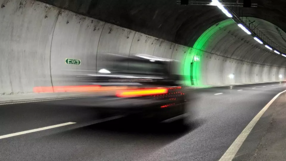 AUTOMÅLING: Regjeringen står fast på å begrense bruk av streknings-ATK, men det innføres nå likevel  i tre nye tunneler. Foto: Knut Opeide/Statens vegvesen