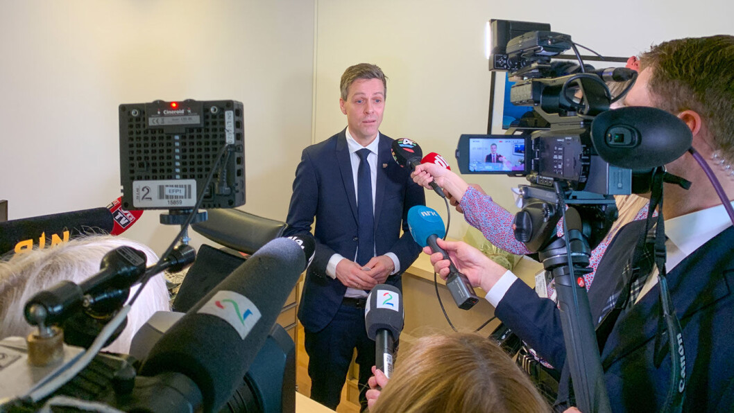 NY RUNDE: Etter at Statens vegvesen la vekk tidligere statsråd Jon Georg Dales instruks om en høring om fartsgrense med tilhenger, kommer nå en ny marsjordre fra samferdselsminister Knut Arild Hareide. NY RUNDE: Etter at Statens vegvesen la vekk tidligere statsråd Jon Georg Dales instruks om en høring om fartsgrense med tilhenger, kommer nå en ny marsjordre fra samferdselsminister Knut Arild Hareide.