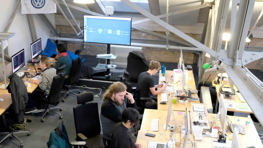 STORE PÅ IOT: Volkswagen har en stor Digital Lab i Berlin der data blir analysert. Alle nye biler av merket er oppkoblet og både samler inn og videresender data. STORE PÅ IOT: Volkswagen har en stor Digital Lab i Berlin der data blir analysert. Alle nye biler av merket er oppkoblet og både samler inn og videresender data.