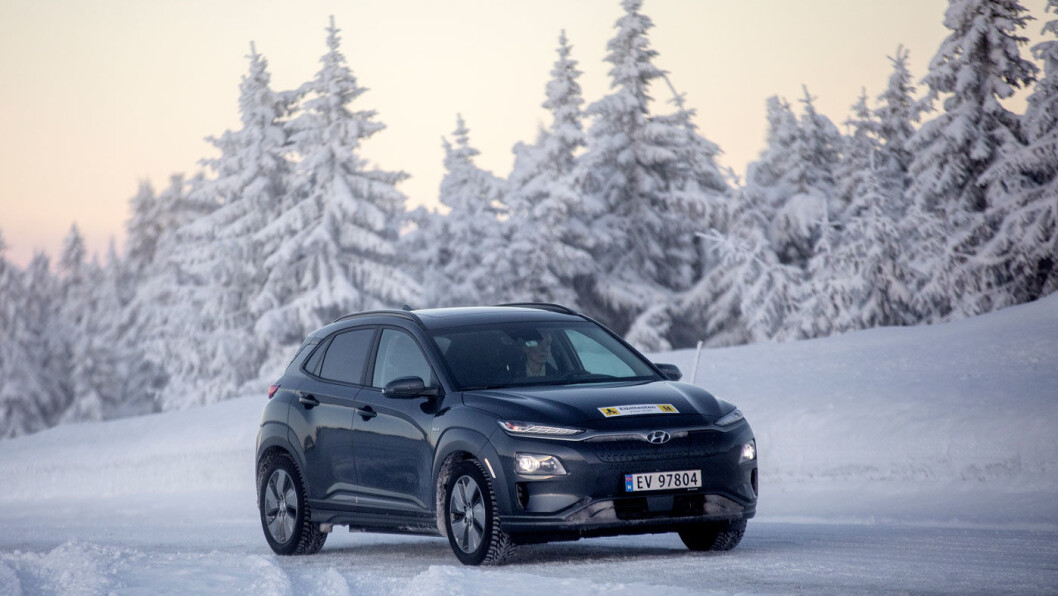 ØKER FORSPRANGET: Hyundai Kona har imponert i rekkeviddetestene til Motor og NAF. Fra mars utstyres bilene med dekk som skal forbedre rekkevidden ytterligere. Foto: Tomm W. Christiansen ØKER FORSPRANGET: Hyundai Kona har imponert i rekkeviddetestene til Motor og NAF. Fra mars utstyres bilene med dekk som skal forbedre rekkevidden ytterligere. Foto: Tomm W. Christiansen