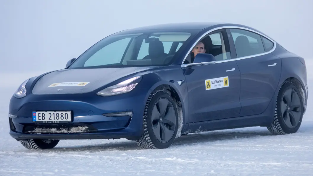 EFFEKTIV: Tesla Model 3 hadde trolig hatt testens høyeste avlesing på ladestolpen med 186 kW effekt etter 5 minutters lading. Foto: Tomm W. Christiansen EFFEKTIV: Tesla Model 3 hadde trolig hatt testens høyeste avlesing på ladestolpen med 186 kW effekt etter 5 minutters lading. Foto: Tomm W. Christiansen