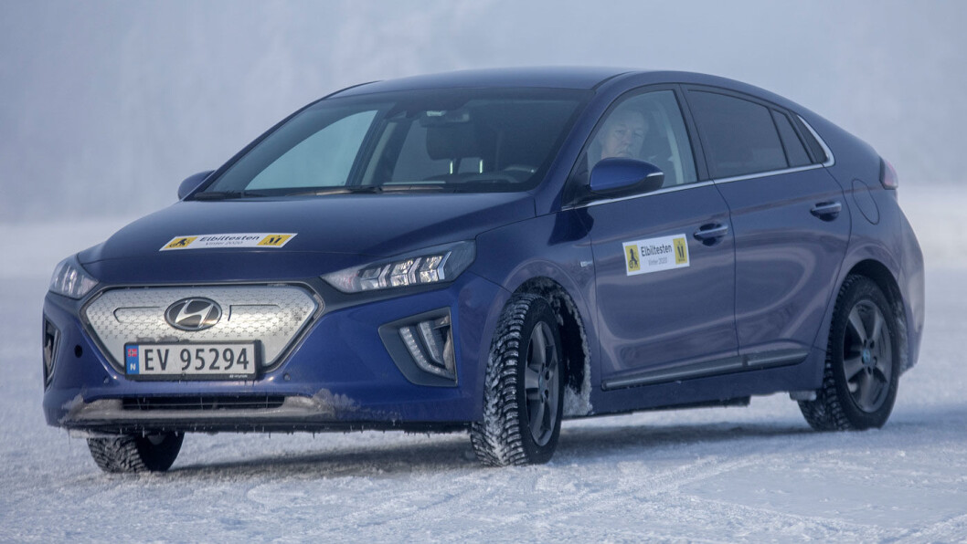 ENERGIEFFEKTIV: Veteranen Hyundai Ioniq imponerer med sin energieffektivitet, men er ikke like effektiv ved ladestasjonen. ENERGIEFFEKTIV: Veteranen Hyundai Ioniq imponerer med sin energieffektivitet, men er ikke like effektiv ved ladestasjonen.