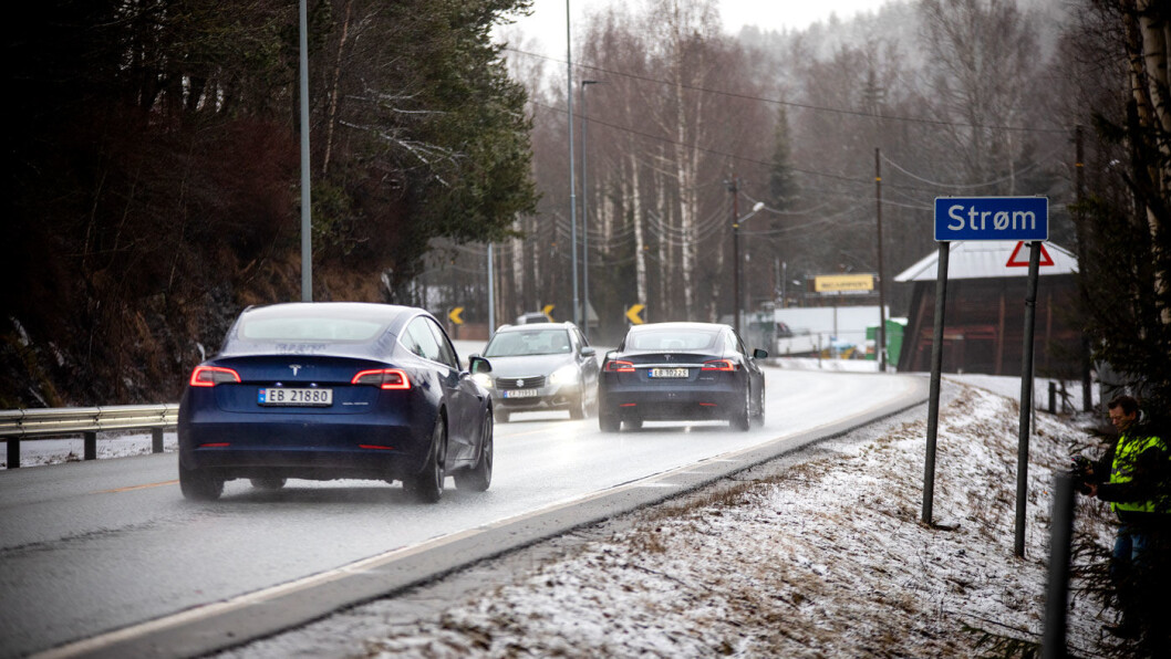 HVOR ELLERS? Elbiler på vei gjennom Strøm i Nittedal. HVOR ELLERS? Elbiler på vei gjennom Strøm i Nittedal.