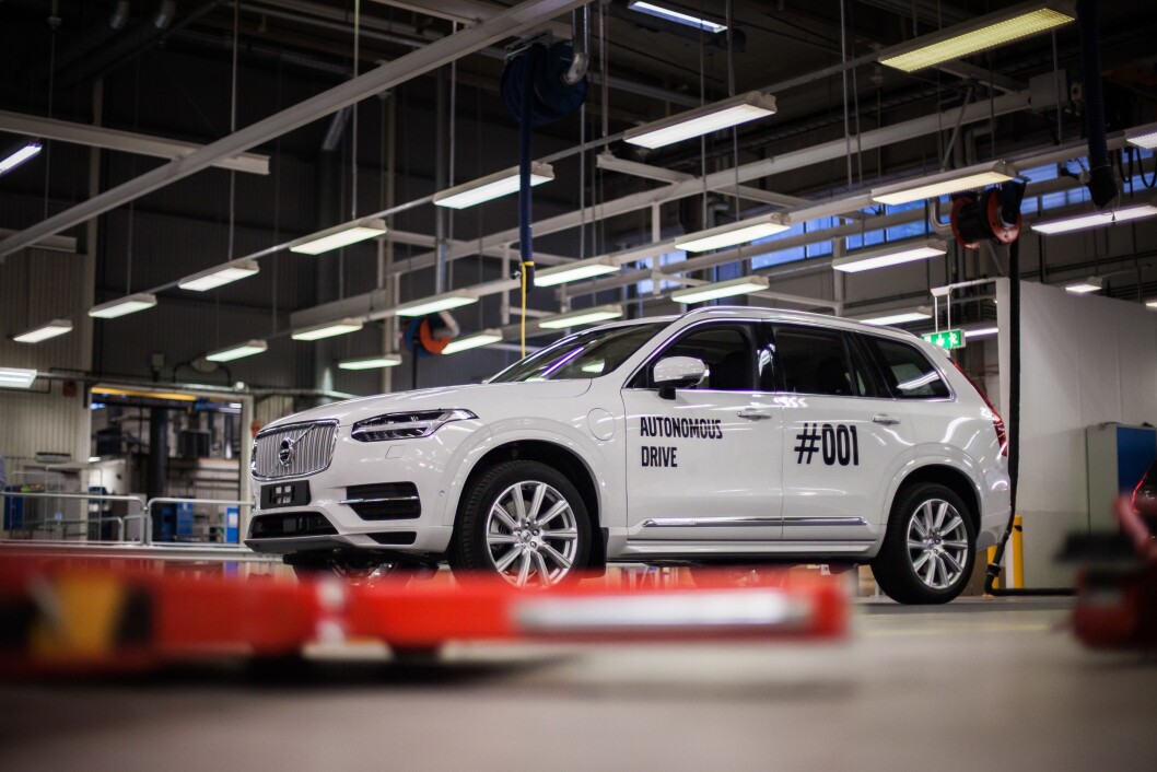KJØRER SELV: Fredag kjørte første selvkjørende Volvo XC90 ut fra fabrikken i Gøteborg.Over hundre familier i Gøteborg får biler neste år. Foto: Volvo KJØRER SELV: Fredag kjørte første selvkjørende Volvo XC90 ut fra fabrikken i Gøteborg.Over hundre familier i Gøteborg får biler neste år. Foto: Volvo