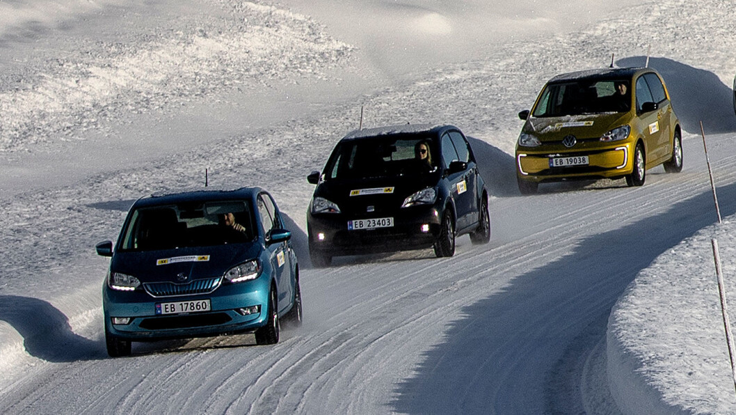 PERLER PÅ SNOR: Det er mer enn fargene som skiller trillingene Skoda Citigo (blå), VW e-up! (gull) og Seat Mii. Både prisene og ladeevnen varierer. Foto: Tomm W. Christiansen PERLER PÅ SNOR: Det er mer enn fargene som skiller trillingene Skoda Citigo (blå), VW e-up! (gull) og Seat Mii. Både prisene og ladeevnen varierer. Foto: Tomm W. Christiansen