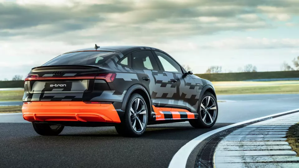 MASKERT: Til tross for den uunngåelige prototype-kamuflasjen, synes det at Audi har etterstrebet en mer sporty look – ikke minst med de synlig kraftigere hjulbuene.