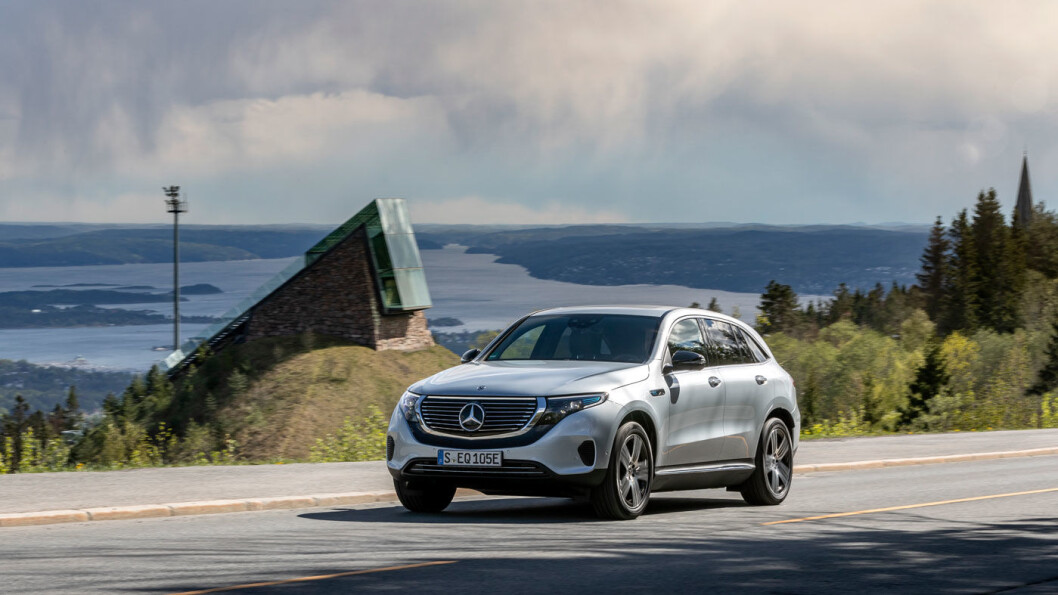 ØKER TRYKKET: El-SUV-en Mercedes EQC er symbolet på elektrifiseringen av Mercedes. Men de må produsere langt flere utslippsvennlige biler om de skal klare de nye og strengere utslippskravene. Foto: Jon Terje Hellgren Hansen ØKER TRYKKET: El-SUV-en Mercedes EQC er symbolet på elektrifiseringen av Mercedes. Men de må produsere langt flere utslippsvennlige biler om de skal klare de nye og strengere utslippskravene. Foto: Jon Terje Hellgren Hansen