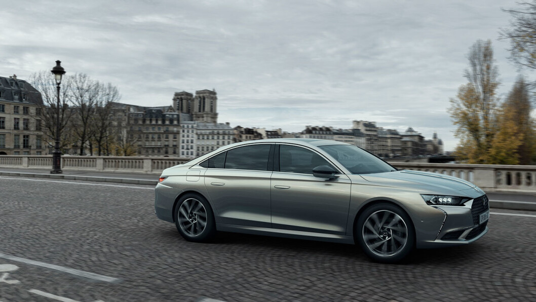 ULTRA-KLASSISK: DS har ikke tatt sjansen på noen krumspring hva angår formgivningen til sin nye premium-sedan. Dette er tradisjonelt så det holder. Fronten minner oss litt om nye Peugeot 508. Foto: DS ULTRA-KLASSISK: DS har ikke tatt sjansen på noen krumspring hva angår formgivningen til sin nye premium-sedan. Dette er tradisjonelt så det holder. Fronten minner oss litt om nye Peugeot 508. Foto: DS