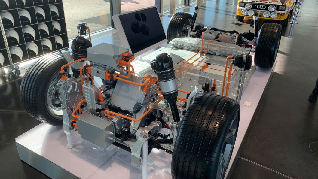 ENDRET LAYOUT: Her ser vi understellet av e-tron S -versjonene. Batteripakken mellom akslingene er identisk med den som allerede finnes i standardutgaven e-tron 55. Derimot er den øvrige drivlinjen kraftig modifisert. Den bakre motoren er flyttet foran, mens den fremre motoren er blitt klonet og koblet til sin tvilling, på bakakselen. ENDRET LAYOUT: Her ser vi understellet av e-tron S -versjonene. Batteripakken mellom akslingene er identisk med den som allerede finnes i standardutgaven e-tron 55. Derimot er den øvrige drivlinjen kraftig modifisert. Den bakre motoren er flyttet foran, mens den fremre motoren er blitt klonet og koblet til sin tvilling, på bakakselen.