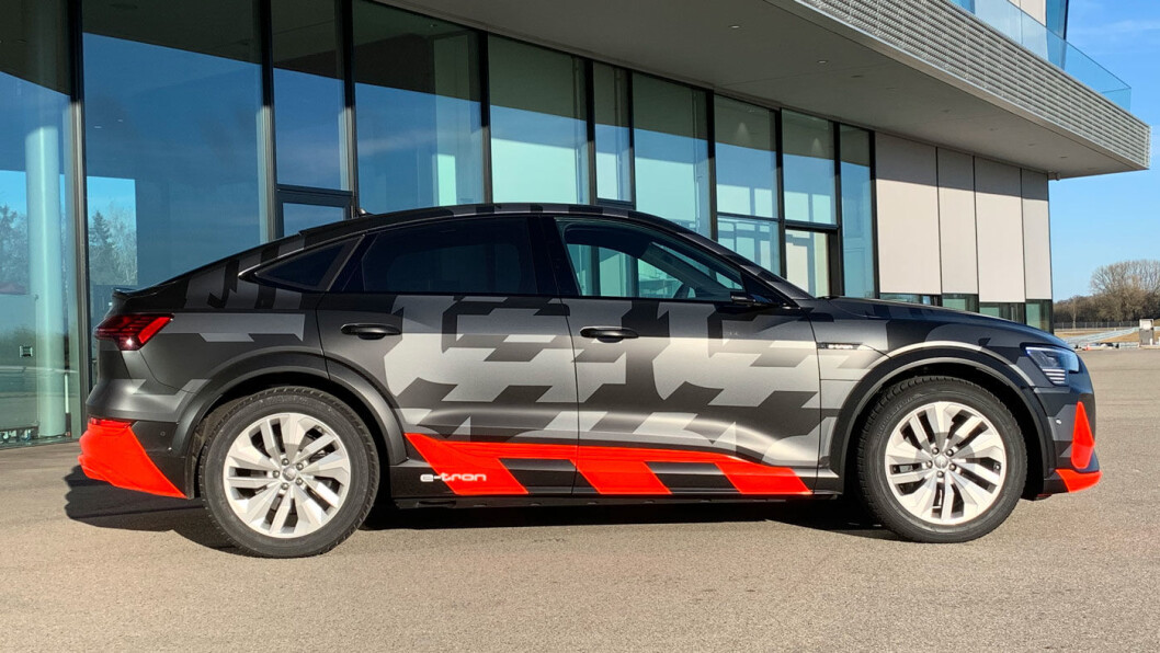 MASKERT: Til tross for den uunngåelige prototype-kamuflasjen, synes det at Audi har etterstrebet en mer sporty look – ikke minst med de synlig kraftigere hjulbuene. MASKERT: Til tross for den uunngåelige prototype-kamuflasjen, synes det at Audi har etterstrebet en mer sporty look – ikke minst med de synlig kraftigere hjulbuene.