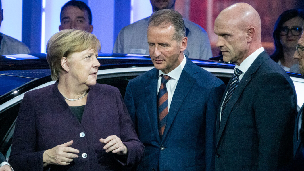 FORSINKET NY START? Forbundskansler Angela Merkel og VW-toppsjef Herbert Diess, med VWs elbil-sjef Thomas Ulrich, markerte sammen åpningen av Volkswagens svære produksjonsanlegg for elbiler i Zwickau i november i fjor. Foto: Peter Raaum FORSINKET NY START? Forbundskansler Angela Merkel og VW-toppsjef Herbert Diess, med VWs elbil-sjef Thomas Ulrich, markerte sammen åpningen av Volkswagens svære produksjonsanlegg for elbiler i Zwickau i november i fjor. Foto: Peter Raaum