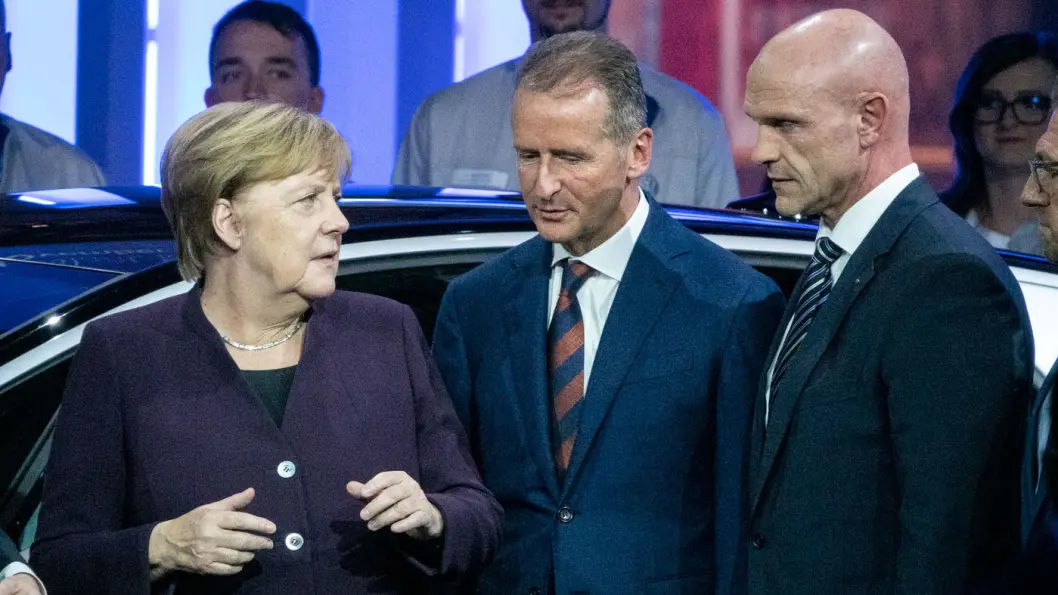 VIL HJELPE BILPRODUSENTENE: Tyske myndigheter foreslår en krisepakke for landets bilindustri. Her er forbundskansler Angela Merkel i samtale med VW-toppsjef Herbert Diess og VWs elbilsjef Thomas Ulbrich (t.h.). Foto: Peter Raaum VIL HJELPE BILPRODUSENTENE: Tyske myndigheter foreslår en krisepakke for landets bilindustri. Her er forbundskansler Angela Merkel i samtale med VW-toppsjef Herbert Diess og VWs elbilsjef Thomas Ulbrich (t.h.). Foto: Peter Raaum