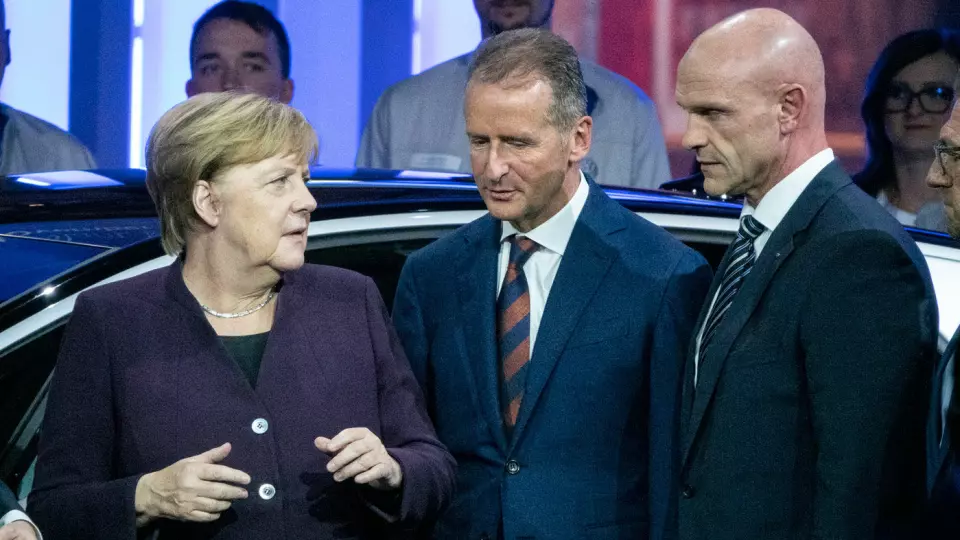 FORSINKET NY START? Forbundskansler Angela Merkel og VW-toppsjef Herbert Diess, med VWs elbil-sjef Thomas Ulrich, markerte sammen åpningen av Volkswagens svære produksjonsanlegg for elbiler i Zwickau i november i fjor. Foto: Peter Raaum