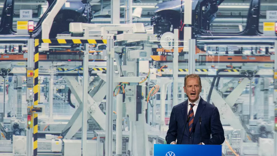 GA GRØNT: VW-sjef Herbert Diess på talerstolen i Zwickau da produksjonen startet før jul.