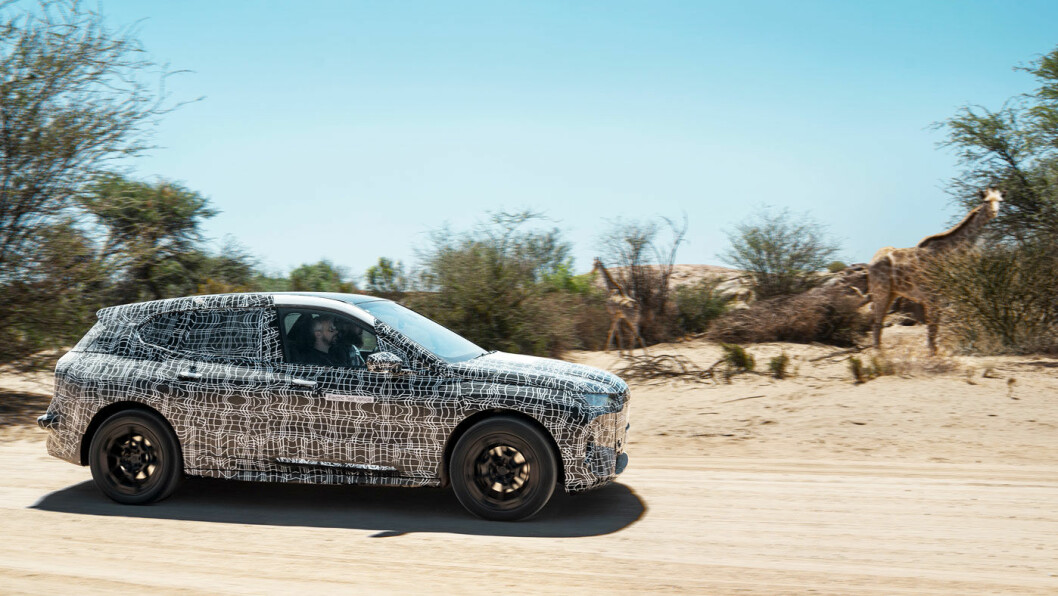ØRKENVANDRING: BMW iNEXT på vei gjennom Kalahari-ørkenen i Sør-Afrika. Den store helelektriske SUV-en skal produseres fra 2021. Foto: BMW