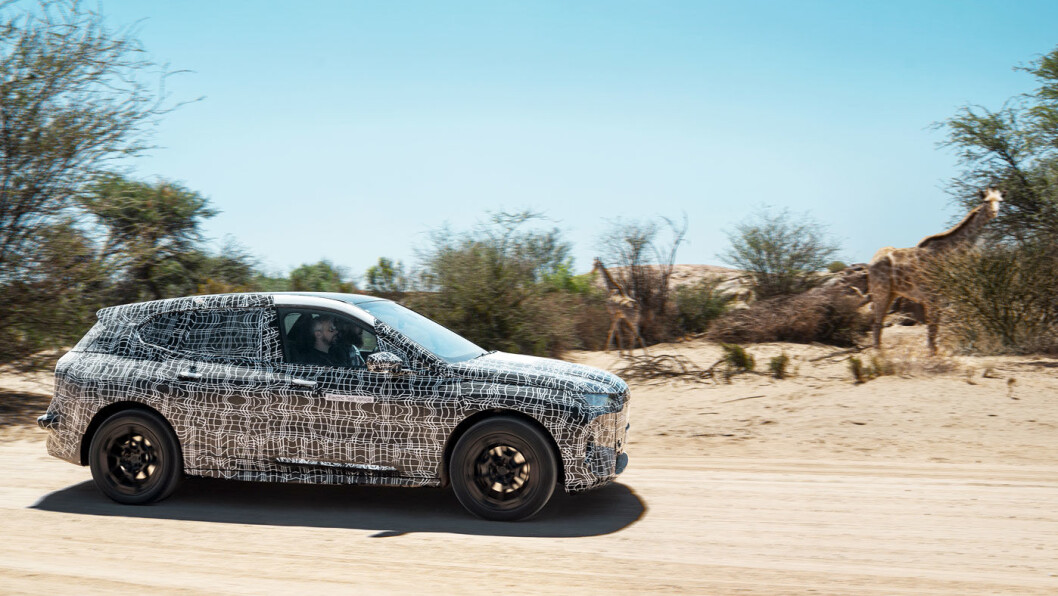ØRKENVANDRING: BMW iNEXT på vei gjennom Kalahari-ørkenen i Sør-Afrika. Den store helelektriske SUV-en skal produseres fra 2021. Foto: BMW ØRKENVANDRING: BMW iNEXT på vei gjennom Kalahari-ørkenen i Sør-Afrika. Den store helelektriske SUV-en skal produseres fra 2021. Foto: BMW