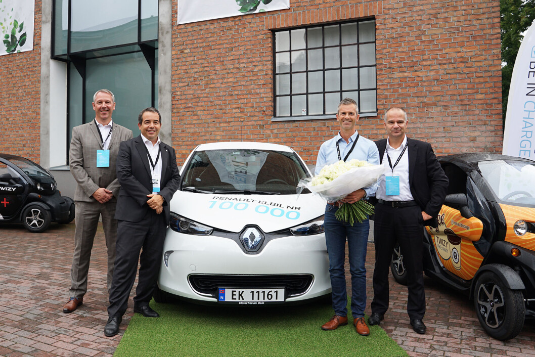Åsmund Gilebo fra Oslo får overlevert Renaults elbil nr 100.000 av sjefen for Renaults elbilprogram, Eric Feunteun og den norske Renault-sjefen Anders Gadsbøll. Foto: Roger Andersen Åsmund Gilebo fra Oslo får overlevert Renaults elbil nr 100.000 av sjefen for Renaults elbilprogram, Eric Feunteun og den norske Renault-sjefen Anders Gadsbøll. Foto: Roger Andersen