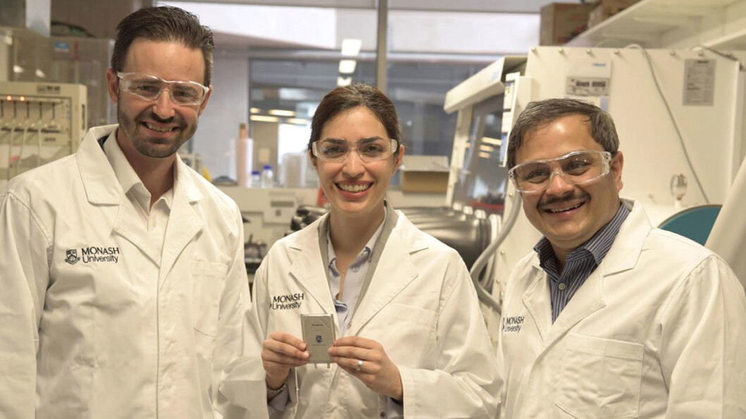 PROTOTYPEN ER KLAR: Dette er forskningsgruppen ved Monash-universitetet i Melbourne, Australia, som har utviklet fungerende batterier basert på litium-svovel-kjemi, som kan doble energitettheten, og dermed for eksempel rekkevidden på elbiler. Foto: Monash University PROTOTYPEN ER KLAR: Dette er forskningsgruppen ved Monash-universitetet i Melbourne, Australia, som har utviklet fungerende batterier basert på litium-svovel-kjemi, som kan doble energitettheten, og dermed for eksempel rekkevidden på elbiler. Foto: Monash University