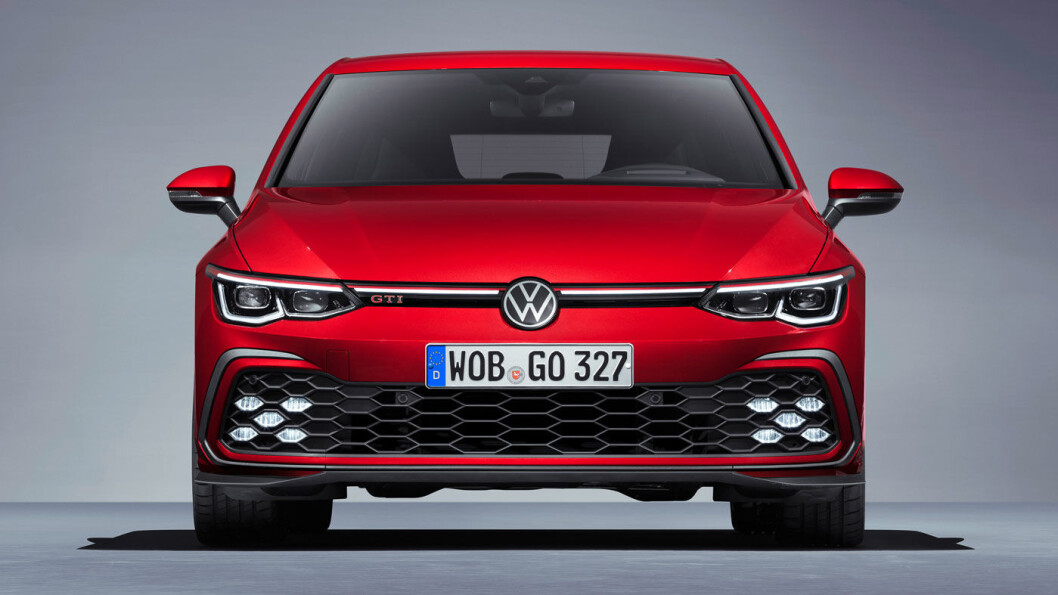 GJENKJENNELIG: Med sin lysende ribbe i grillen og karakteristiske lysdesign under støtfangeren, blir det lett å kjenne igjen Volkswagen Golf i GTI- og GTE-utførelse. Foto: Volkswagen AG GJENKJENNELIG: Med sin lysende ribbe i grillen og karakteristiske lysdesign under støtfangeren, blir det lett å kjenne igjen Volkswagen Golf i GTI- og GTE-utførelse. Foto: Volkswagen AG