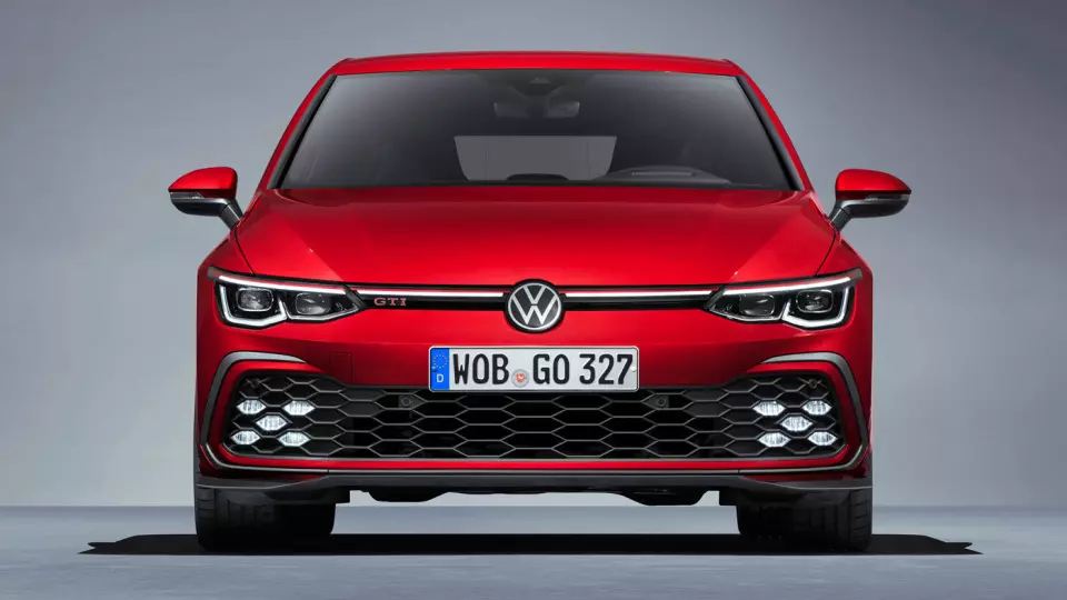GJENKJENNELIG: Med sin lysende ribbe i grillen og karakteristiske lysdesign under støtfangeren, blir det lett å kjenne igjen Volkswagen Golf i GTI- og GTE-utførelse. Foto: Volkswagen AG